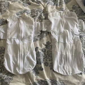 Snoo swaddles (1 small and 1 medium)